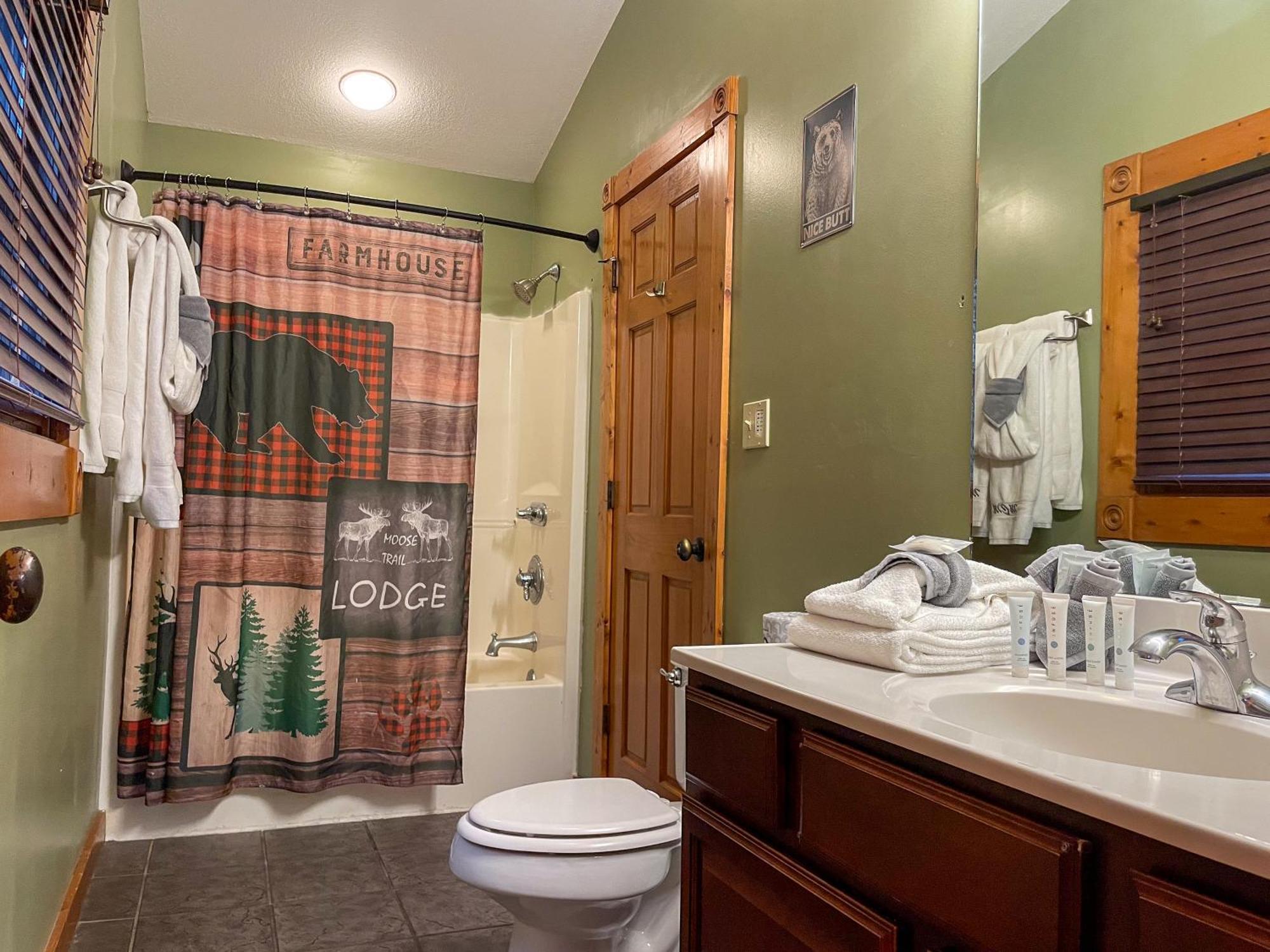 Spacious Resort Log Cabin, Easy Drive, Hot Tub, Arcade Gameroom, Mountain Vibe Gatlinburg Bagian luar foto