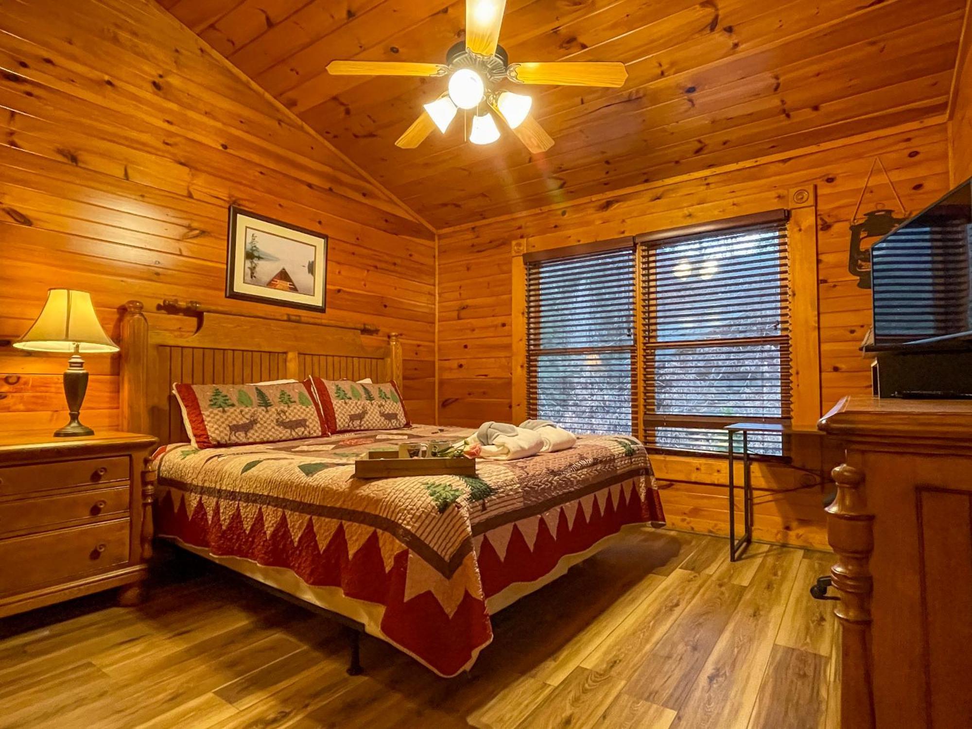 Spacious Resort Log Cabin, Easy Drive, Hot Tub, Arcade Gameroom, Mountain Vibe Gatlinburg Bagian luar foto