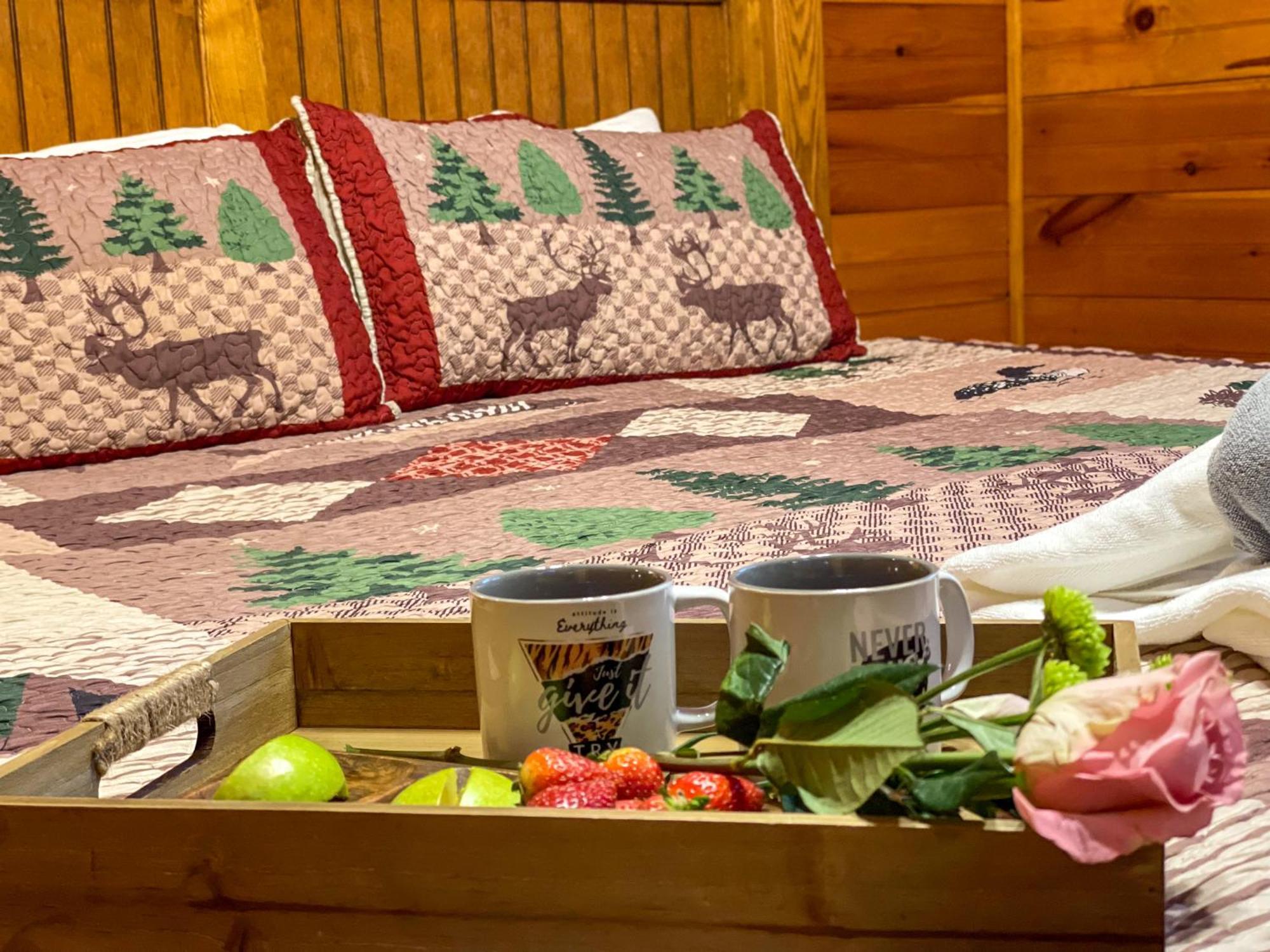 Spacious Resort Log Cabin, Easy Drive, Hot Tub, Arcade Gameroom, Mountain Vibe Gatlinburg Bagian luar foto
