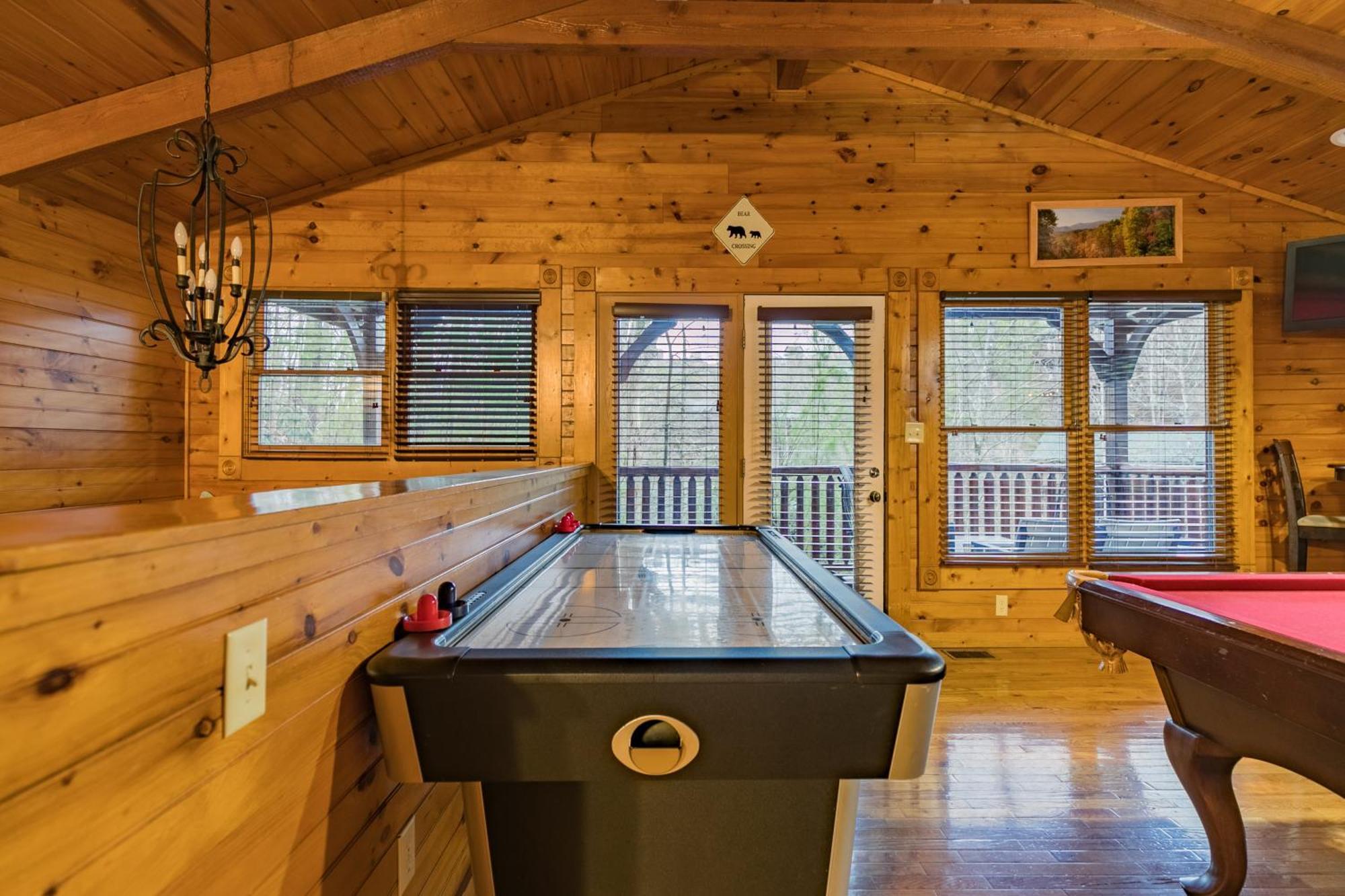 Spacious Resort Log Cabin, Easy Drive, Hot Tub, Arcade Gameroom, Mountain Vibe Gatlinburg Bagian luar foto