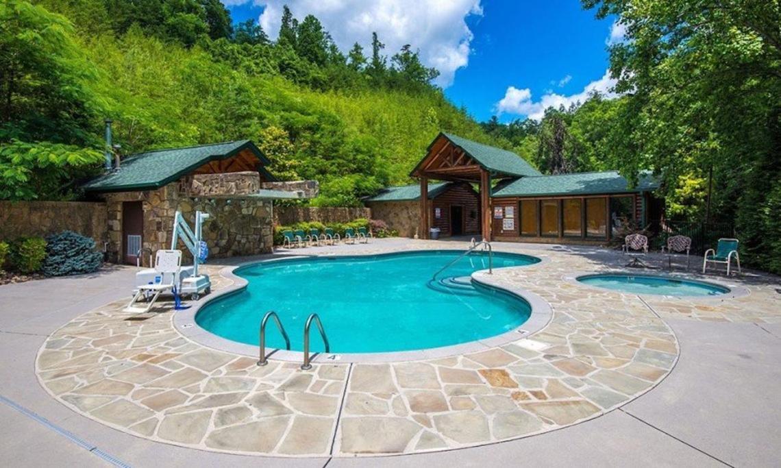 Spacious Resort Log Cabin, Easy Drive, Hot Tub, Arcade Gameroom, Mountain Vibe Gatlinburg Bagian luar foto