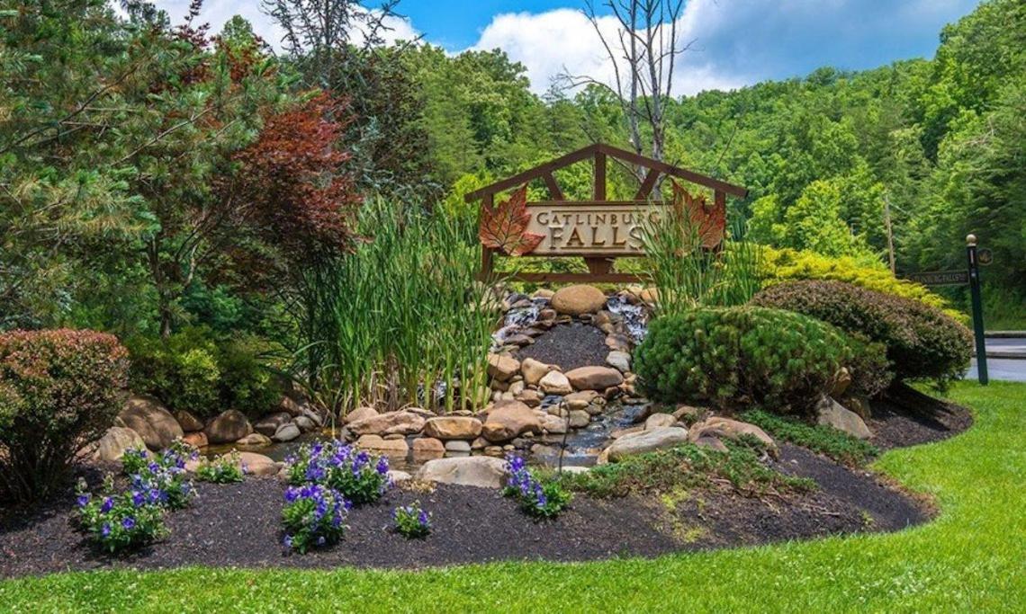 Spacious Resort Log Cabin, Easy Drive, Hot Tub, Arcade Gameroom, Mountain Vibe Gatlinburg Bagian luar foto