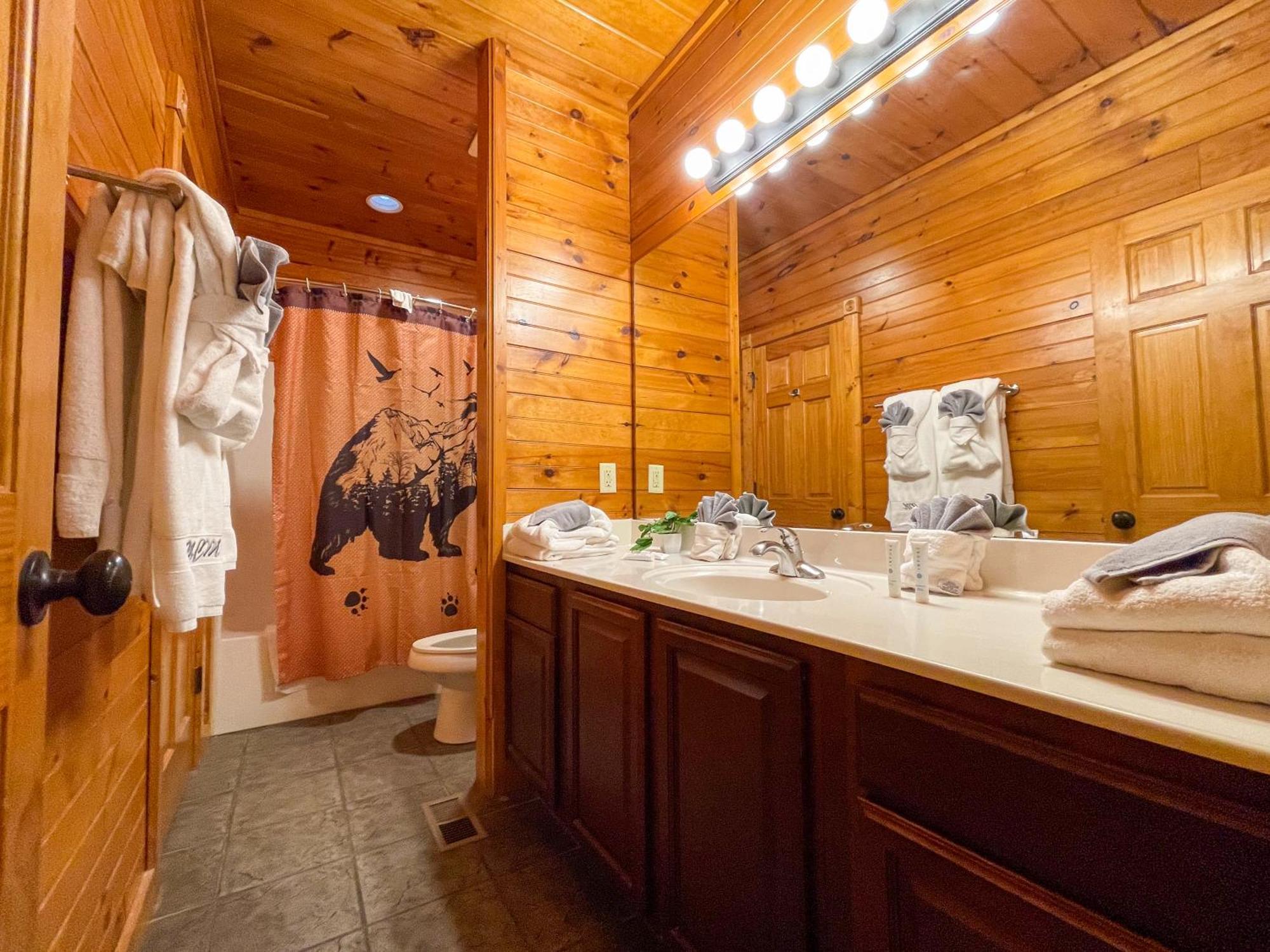 Spacious Resort Log Cabin, Easy Drive, Hot Tub, Arcade Gameroom, Mountain Vibe Gatlinburg Bagian luar foto