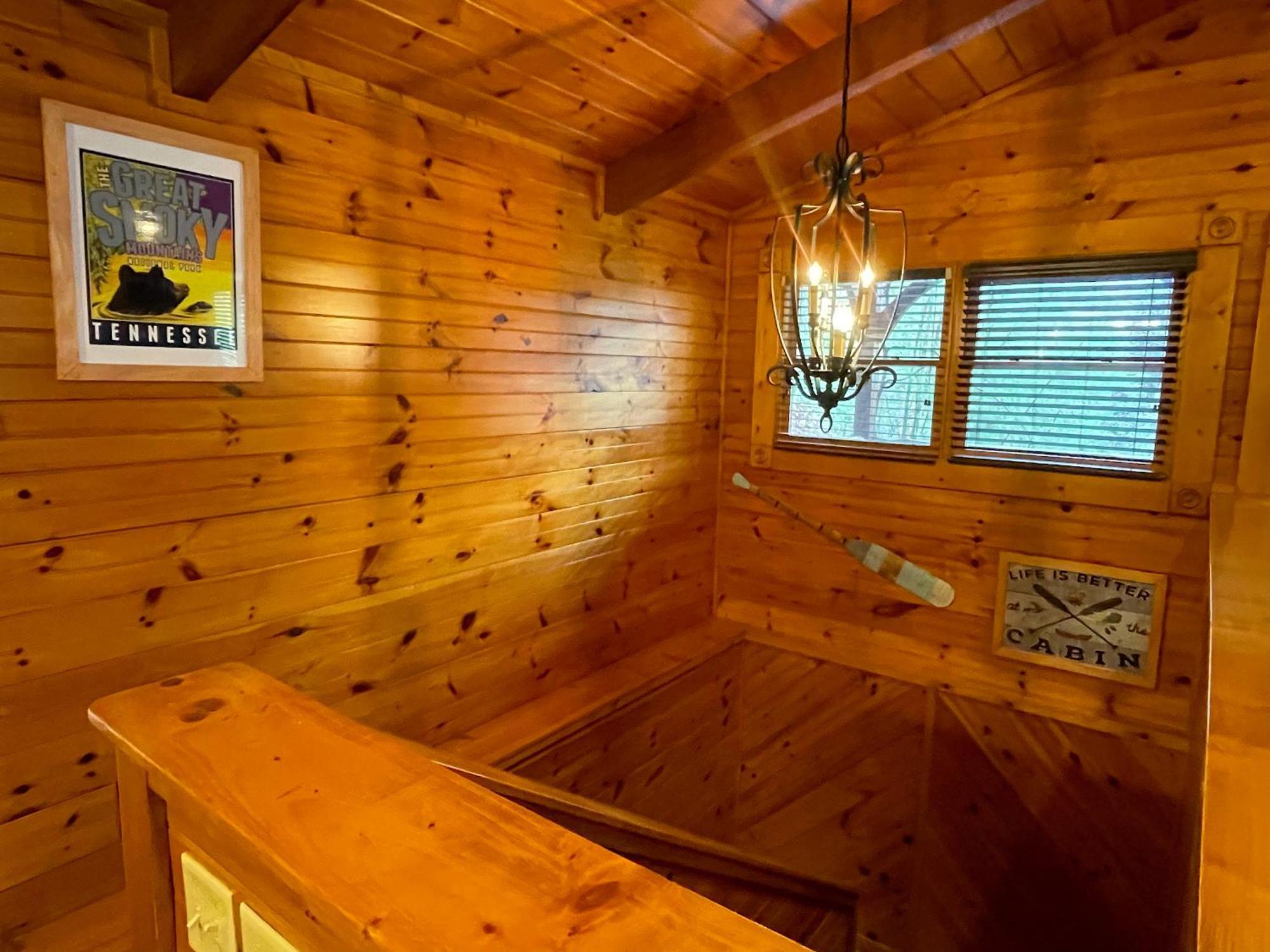 Spacious Resort Log Cabin, Easy Drive, Hot Tub, Arcade Gameroom, Mountain Vibe Gatlinburg Bagian luar foto