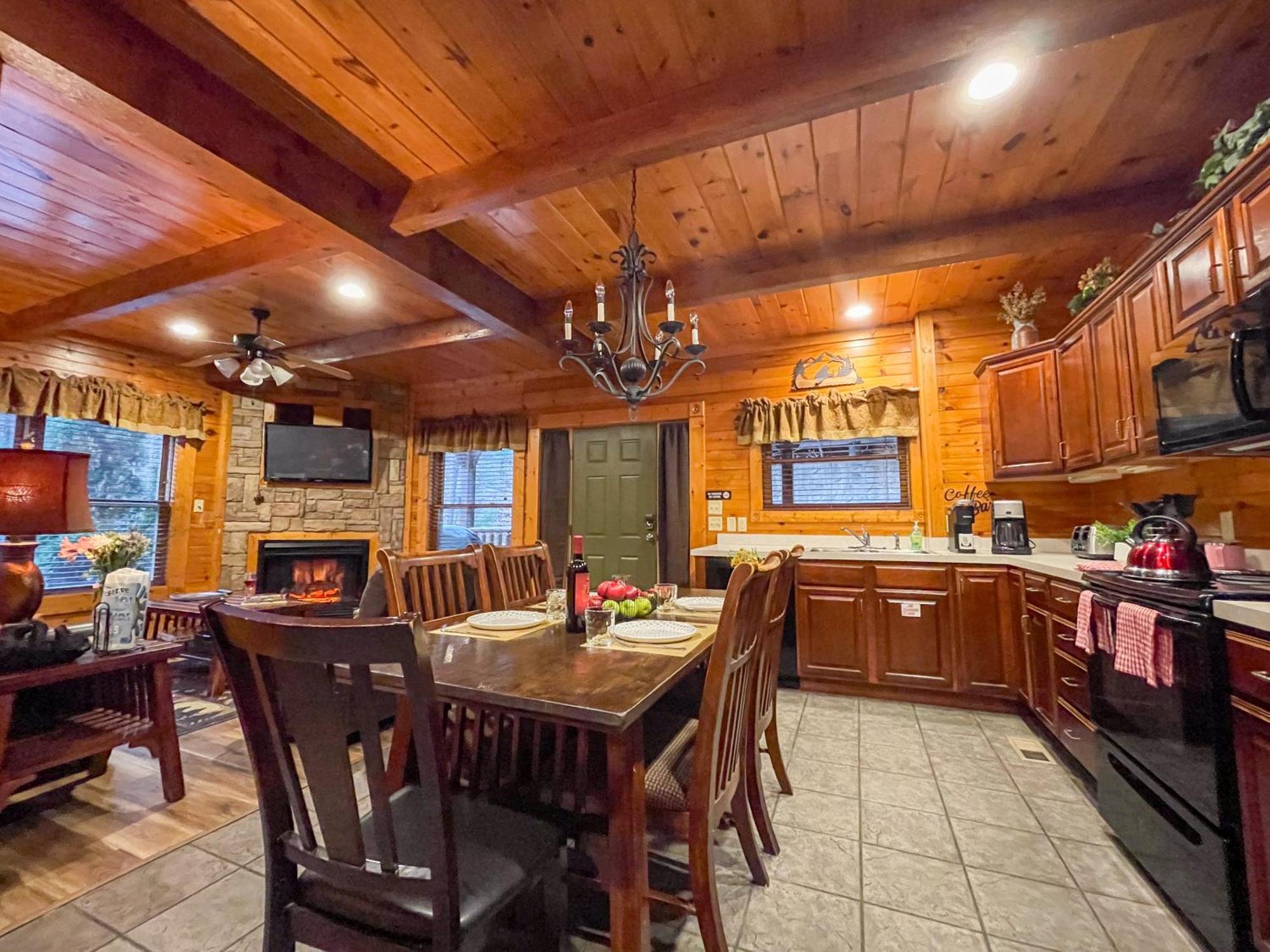 Spacious Resort Log Cabin, Easy Drive, Hot Tub, Arcade Gameroom, Mountain Vibe Gatlinburg Bagian luar foto