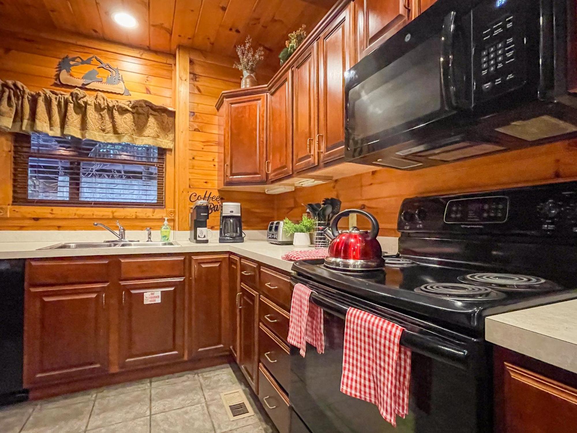 Spacious Resort Log Cabin, Easy Drive, Hot Tub, Arcade Gameroom, Mountain Vibe Gatlinburg Bagian luar foto