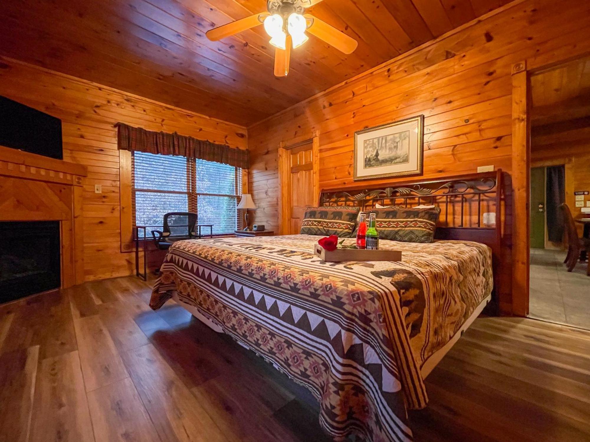 Spacious Resort Log Cabin, Easy Drive, Hot Tub, Arcade Gameroom, Mountain Vibe Gatlinburg Bagian luar foto