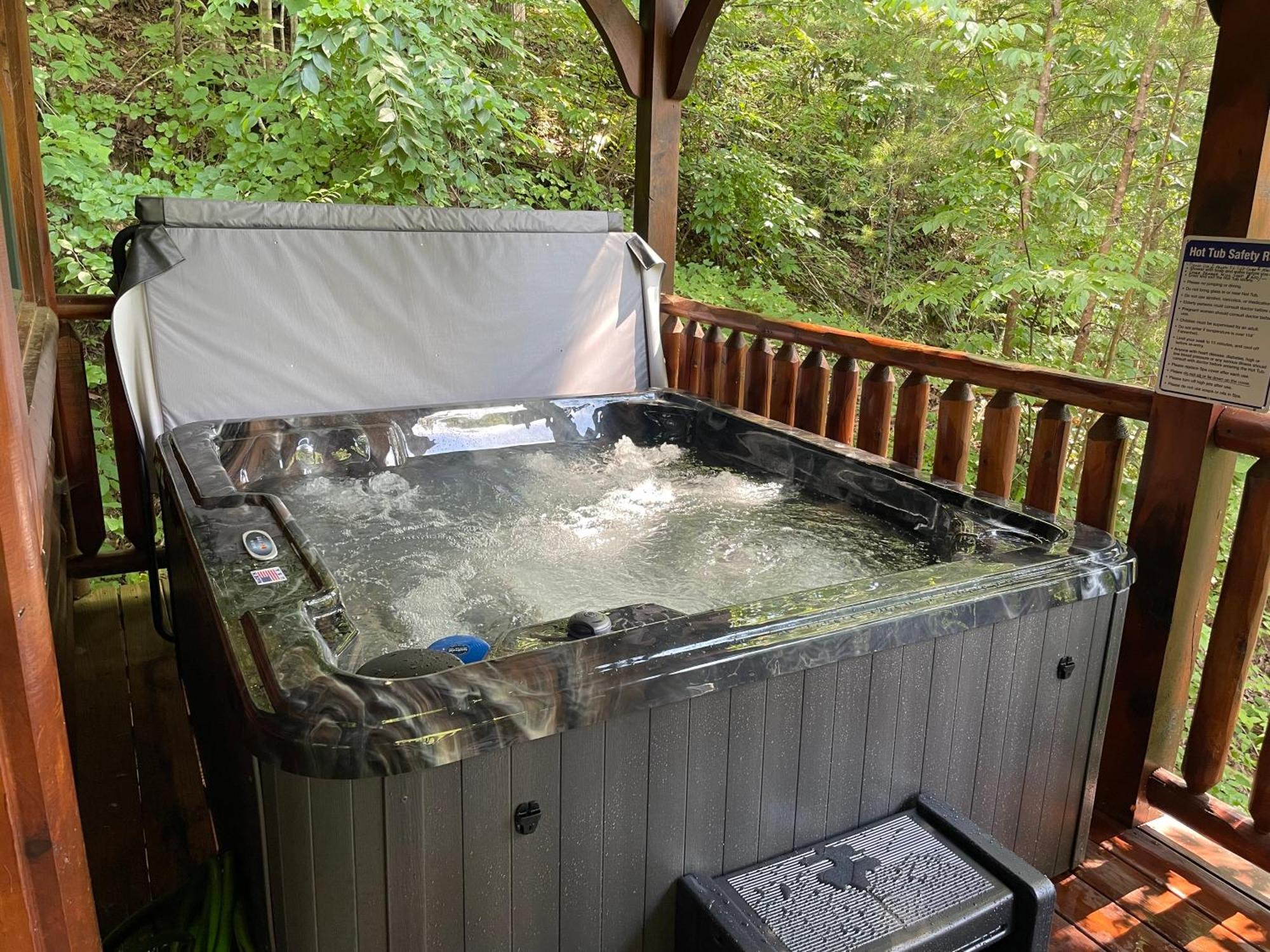 Spacious Resort Log Cabin, Easy Drive, Hot Tub, Arcade Gameroom, Mountain Vibe Gatlinburg Bagian luar foto